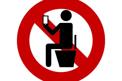 トイレでスマホ、控えめに